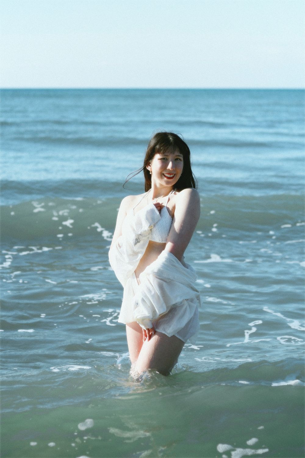 Chaemi Studio, photographe à Montpellier, en séance photo à la mer. Portrait original d’un shooting créatif onirique, lumineux et féminin.