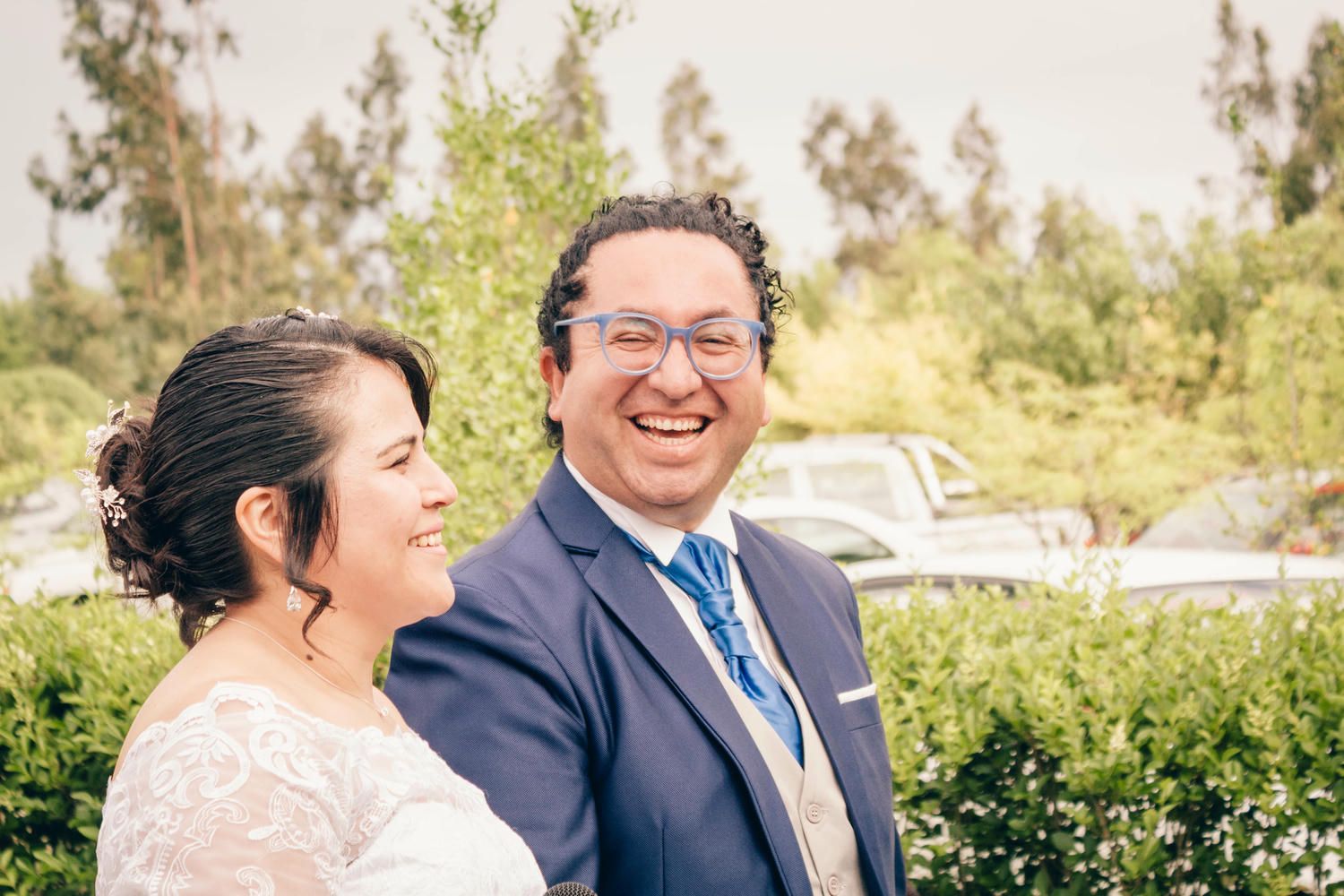 Preparación de ceremonia de matrimonio al aire libre con vistas a las montañas y naturaleza.