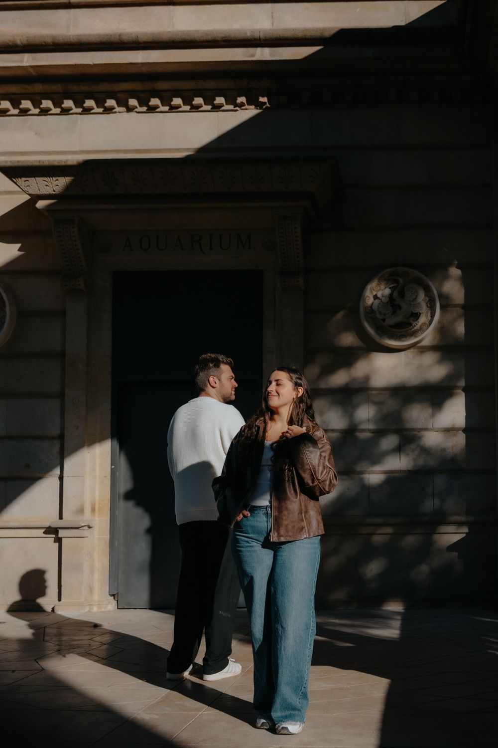 Couple kissing near fountain Ciutadella Park Barcelona photographer BarcelonaLoversPH