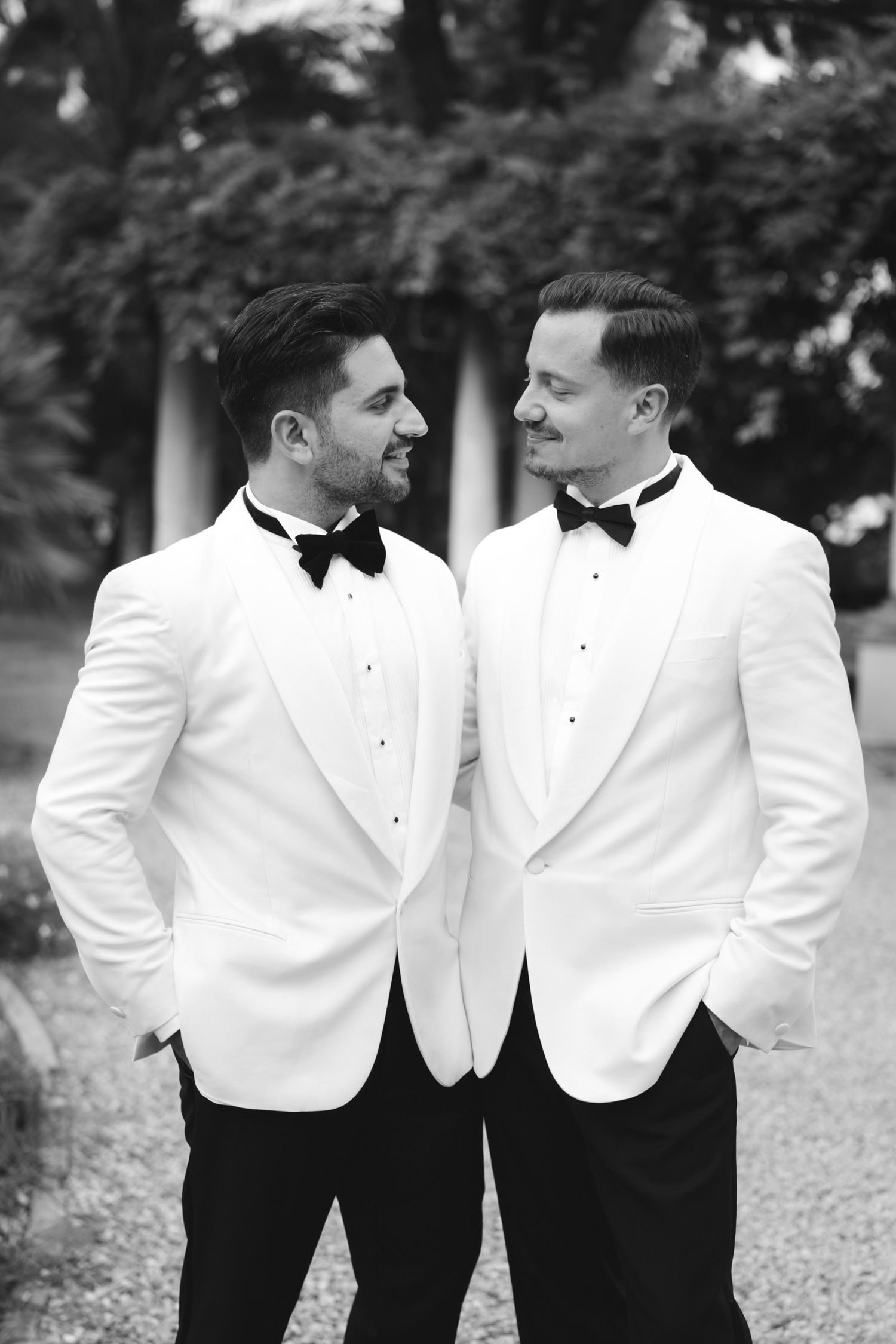 ritratto elegante degli sposi nei giardini di villa ormond sanremo