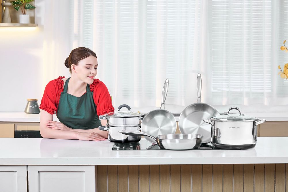 Chụp ảnh đồ gia dụng với phong cách hiện, trong một căn bếp tràn ngập ánh sáng