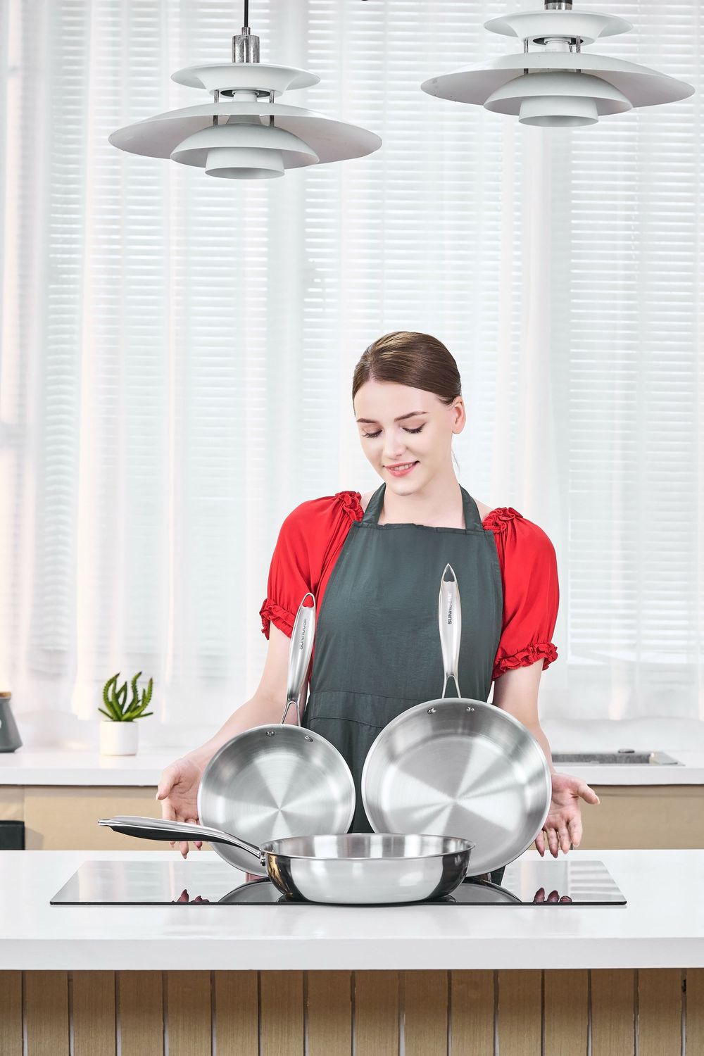 Chụp ảnh đồ gia dụng với phong cách hiện, trong một căn bếp tràn ngập ánh sáng