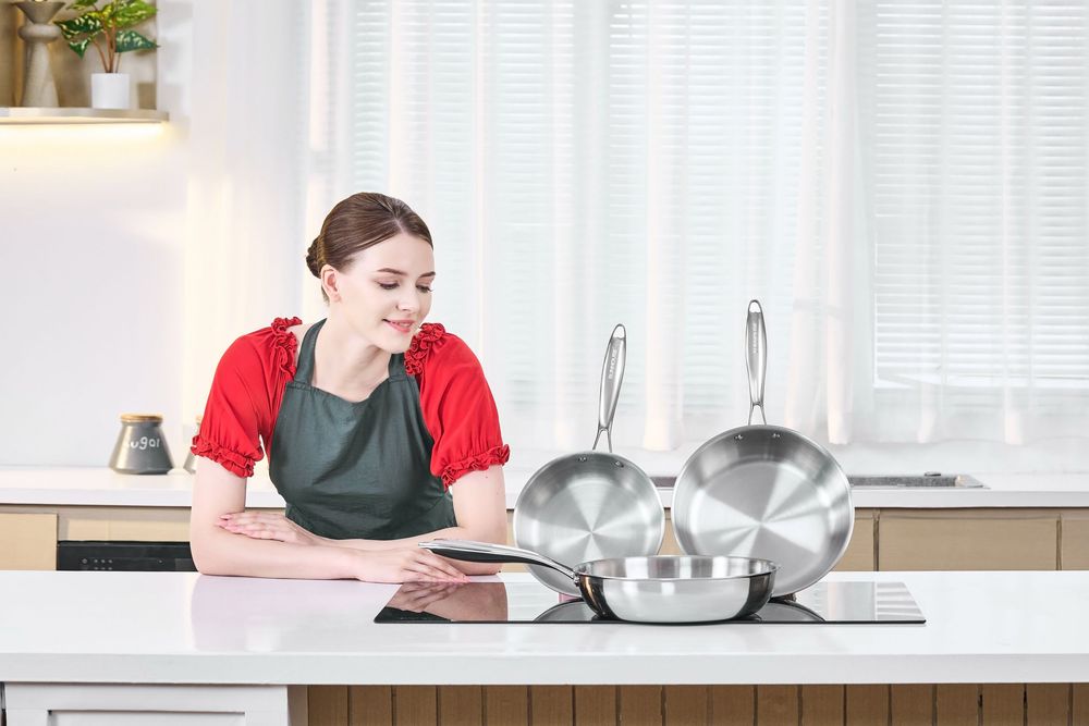 Chụp ảnh đồ gia dụng với phong cách hiện, trong một căn bếp tràn ngập ánh sáng