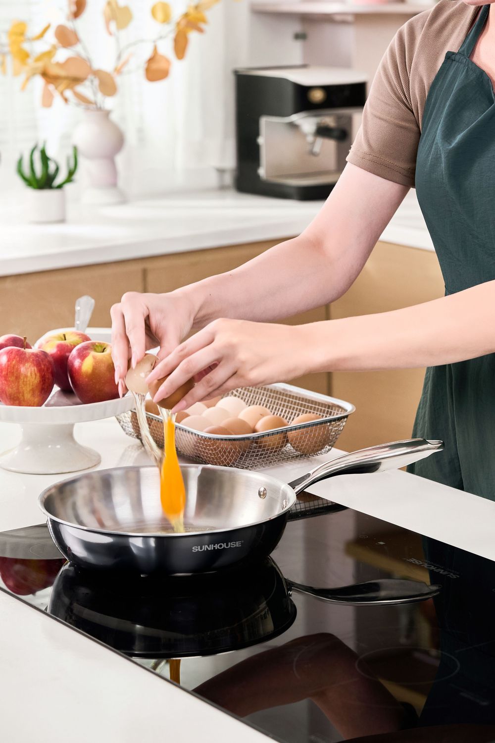 Chụp ảnh đồ gia dụng với phong cách hiện, trong một căn bếp tràn ngập ánh sáng