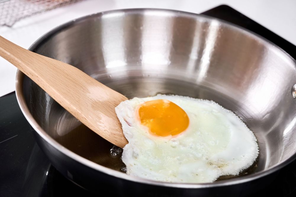 Chụp ảnh đồ gia dụng với phong cách hiện, trong một căn bếp tràn ngập ánh sáng