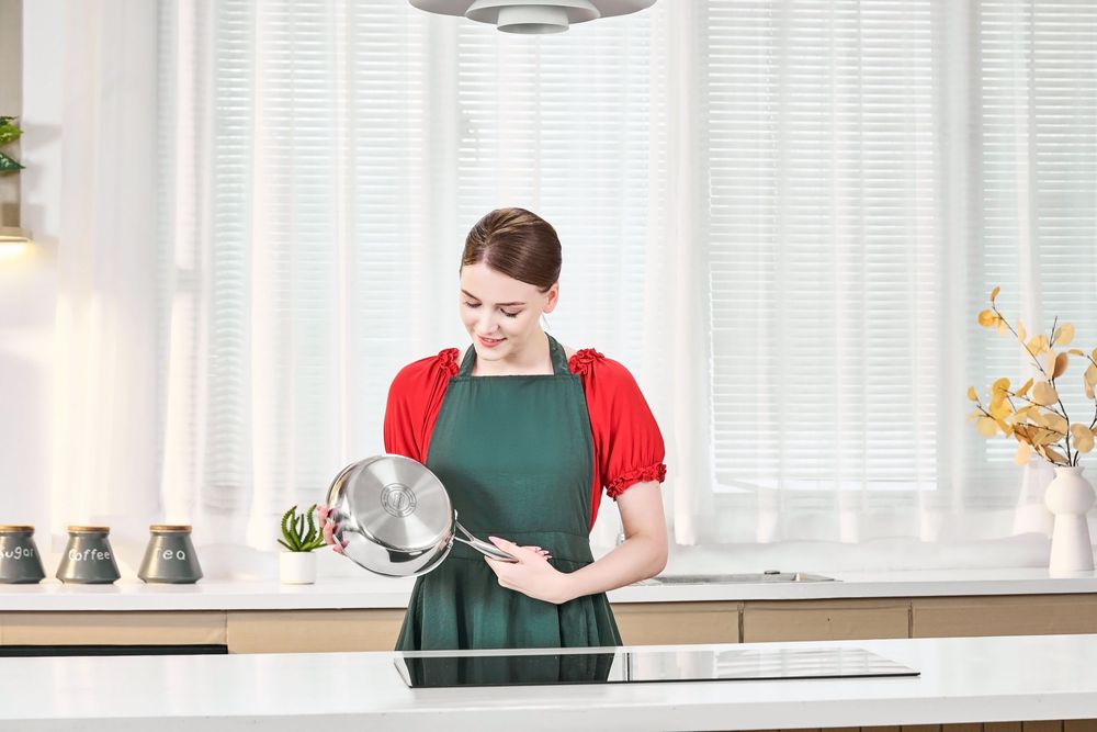 Chụp ảnh đồ gia dụng với phong cách hiện, trong một căn bếp tràn ngập ánh sáng