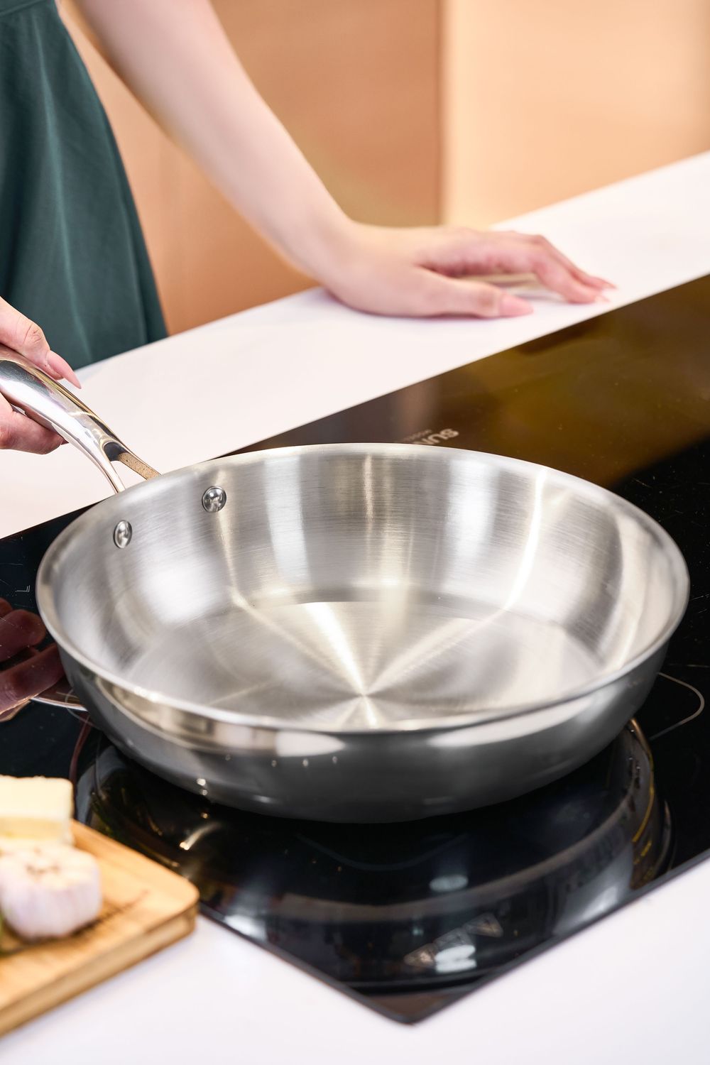Chụp ảnh đồ gia dụng với phong cách hiện, trong một căn bếp tràn ngập ánh sáng