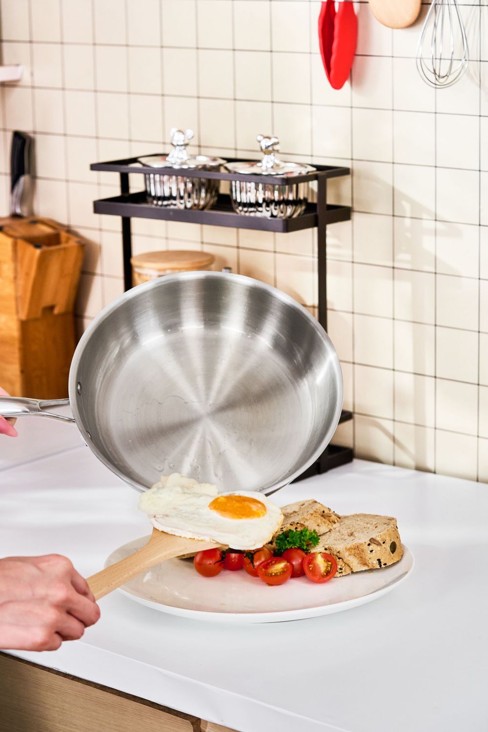 Chụp ảnh đồ gia dụng với phong cách hiện, trong một căn bếp tràn ngập ánh sáng