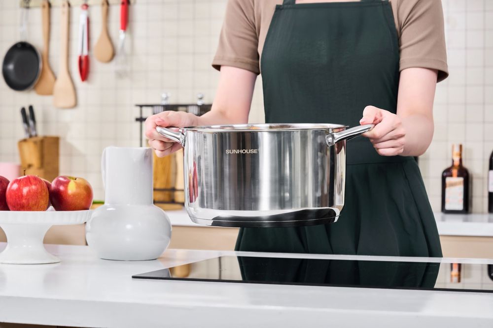 Chụp ảnh đồ gia dụng với phong cách hiện, trong một căn bếp tràn ngập ánh sáng