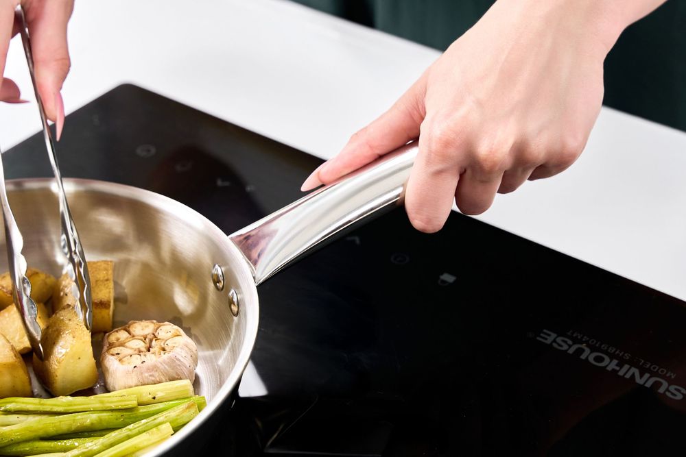Chụp ảnh đồ gia dụng với phong cách hiện, trong một căn bếp tràn ngập ánh sáng