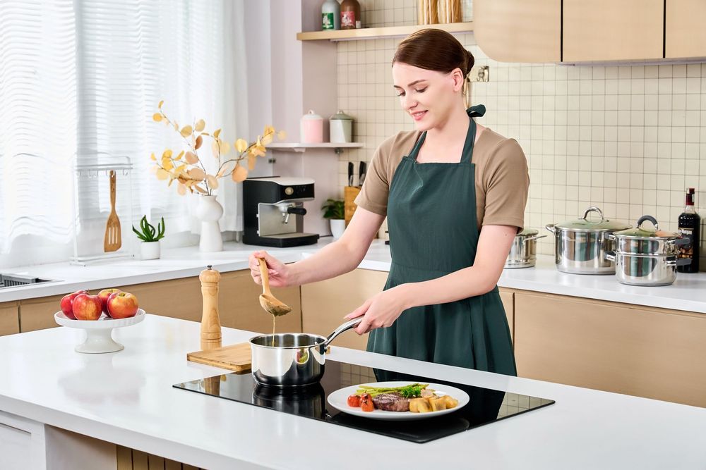 Chụp ảnh đồ gia dụng với phong cách hiện, trong một căn bếp tràn ngập ánh sáng