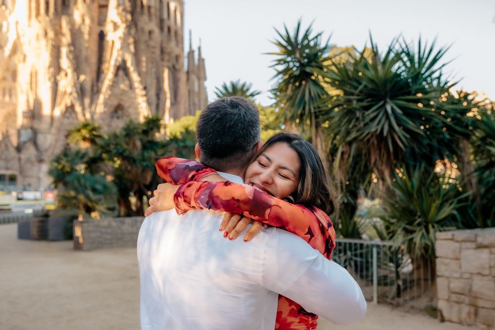 Loving portrait Passion façade gardens Barcelona proposal photographer BarcelonaLoversPH