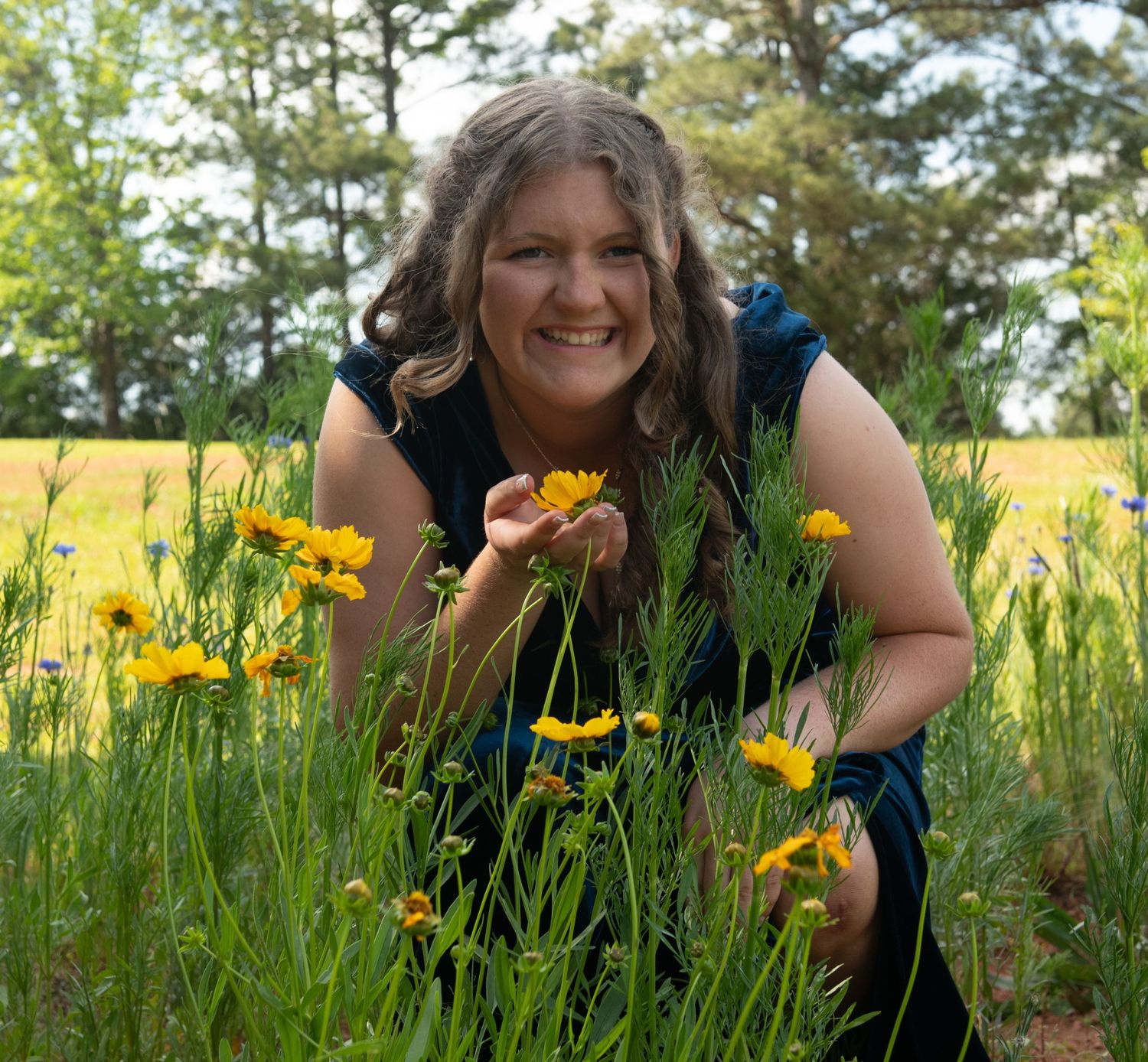Shelby Gwinn is a team member at Sanctuaire Atelier. She coordinates design and timeline decisions with clients and decorates the events.