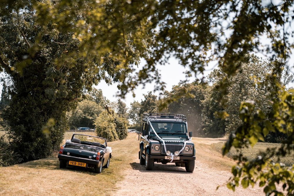 SUFFOLK WEDDING PHOTOGRAPHY - VINTAGE LANDROVER