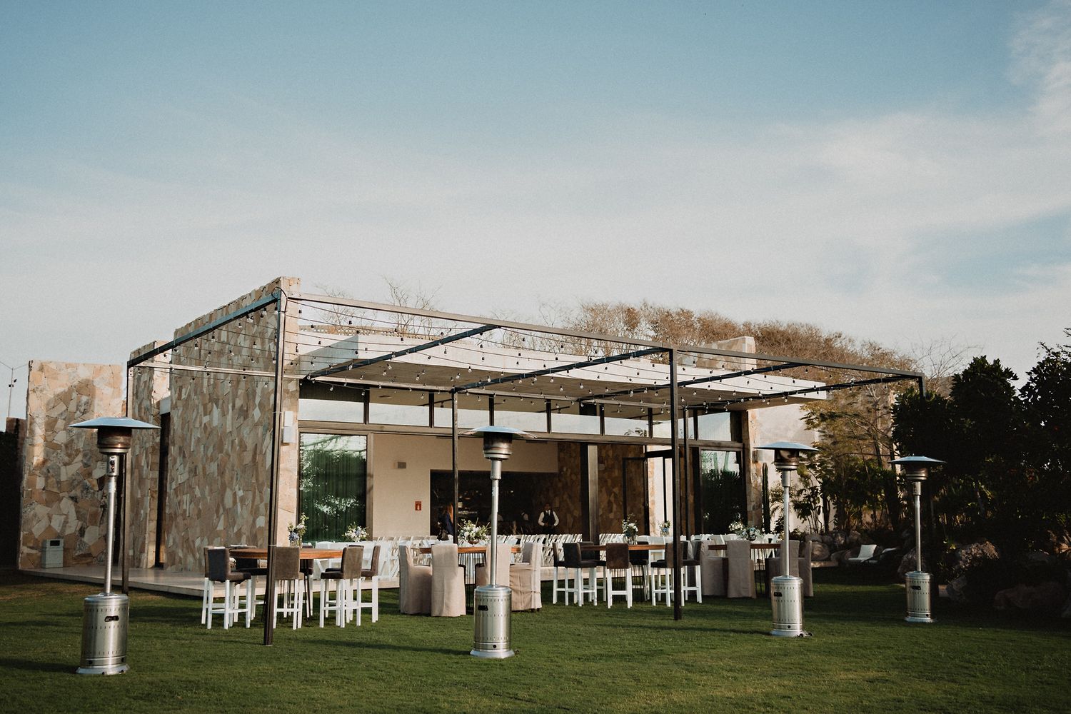 Recepción de boda en Mazatlán con iluminación cálida en salón.