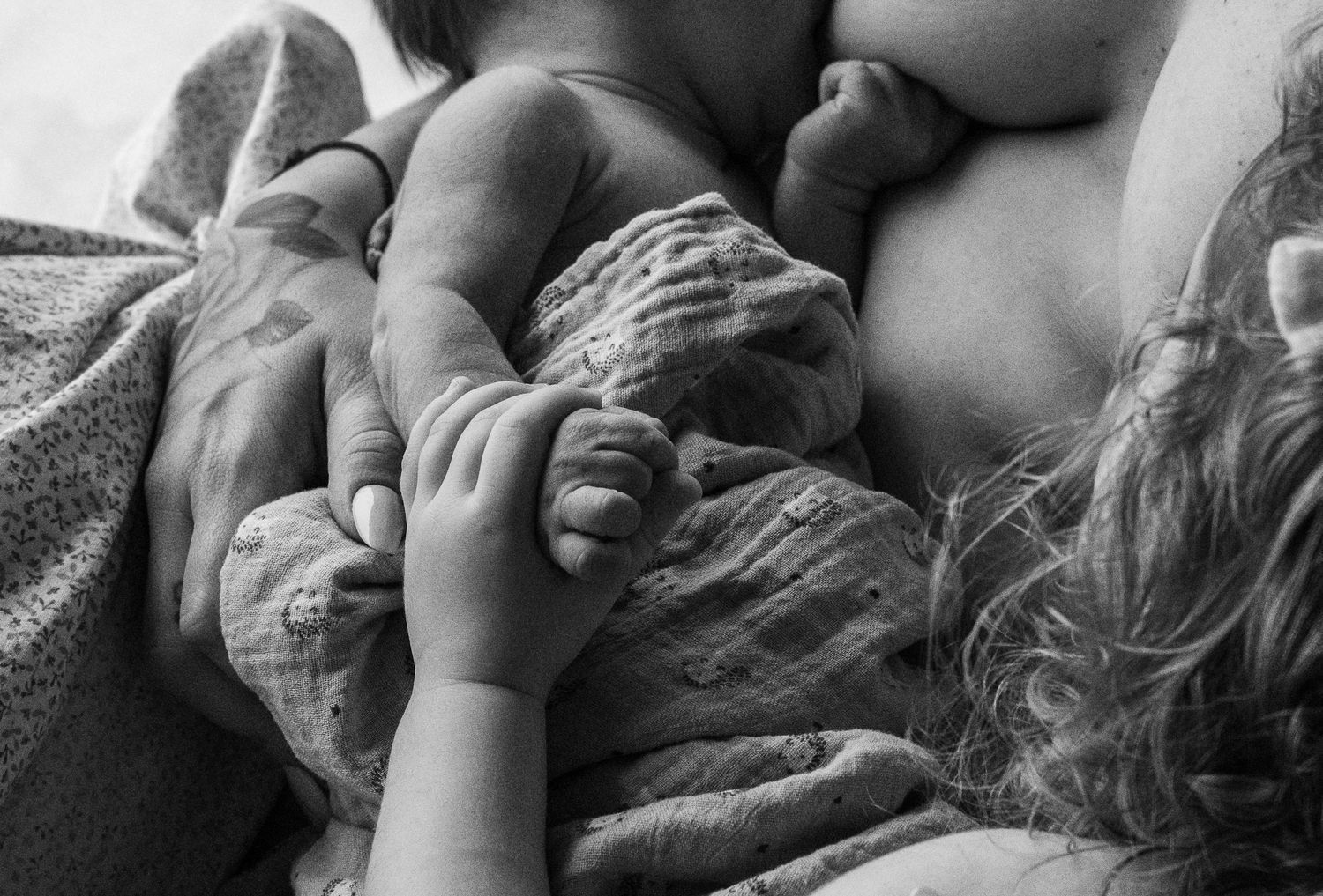 nouveau-né - shooting photo maternité - séance photo allaitement - photographe famille - photographe naissance - vendee - loire atlantique