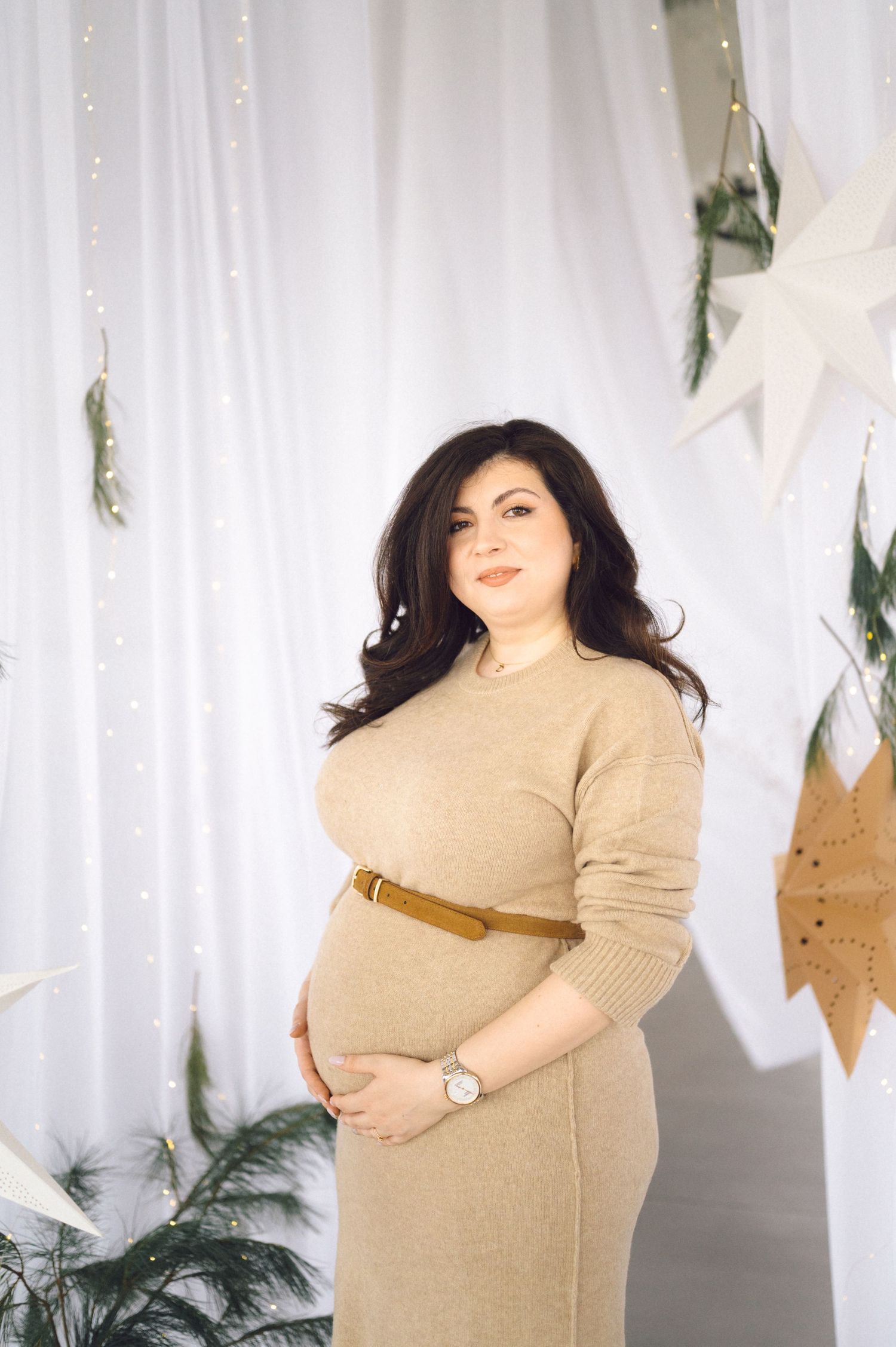 A series of portraits in beige tones featuring lifestyle photography against a white backdrop with decorative elements.