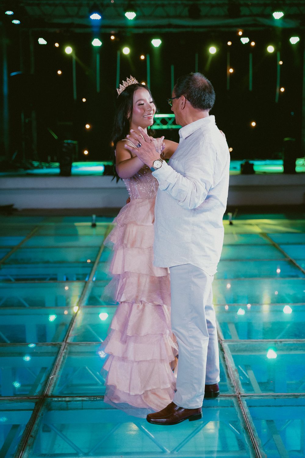 Euforia, baile y celebración durante la majestuosa fiesta party quinceañera con estilo de lujo silencioso en el Cesar.