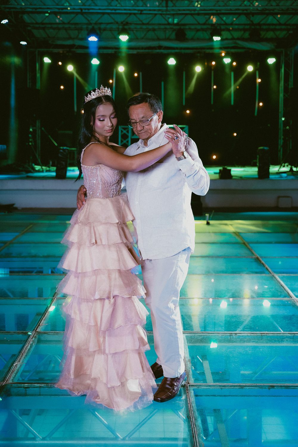 Euforia, baile y celebración durante la majestuosa fiesta party quinceañera con estilo de lujo silencioso en el Cesar.