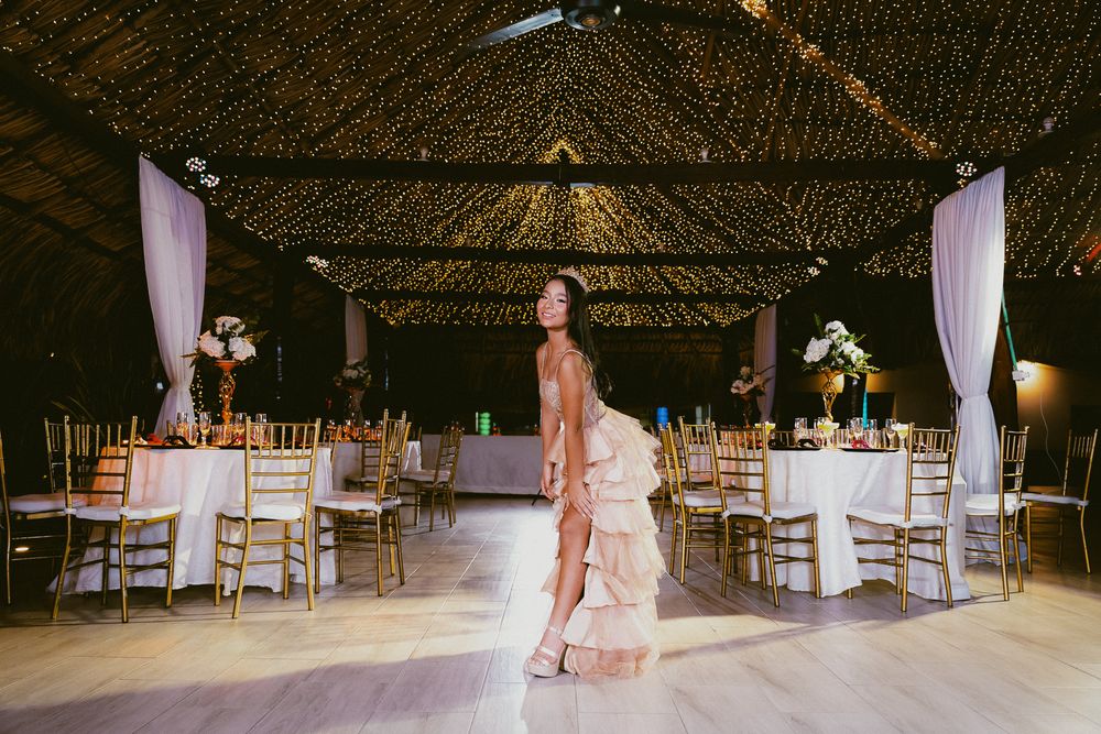 Euforia, baile y celebración durante la majestuosa fiesta party quinceañera con estilo de lujo silencioso en el Cesar.