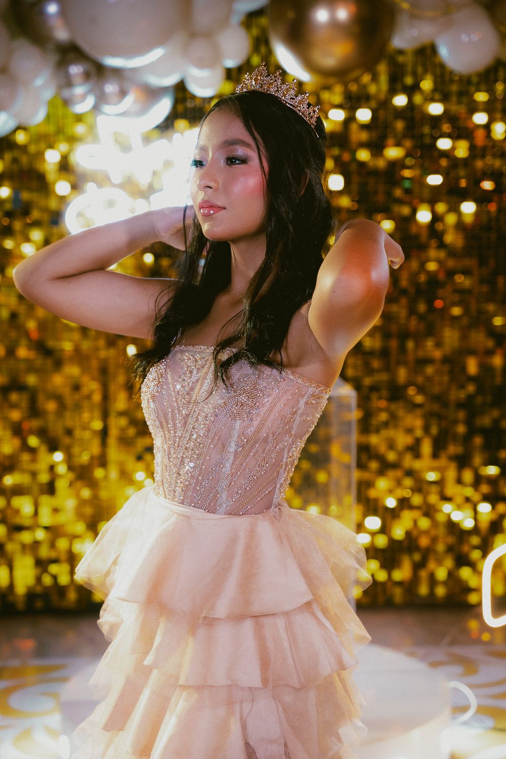 Detalle high fashion de la corona de quinceañera, capturada bajo nuestro enfoque de dirección de arte y pure finessing.