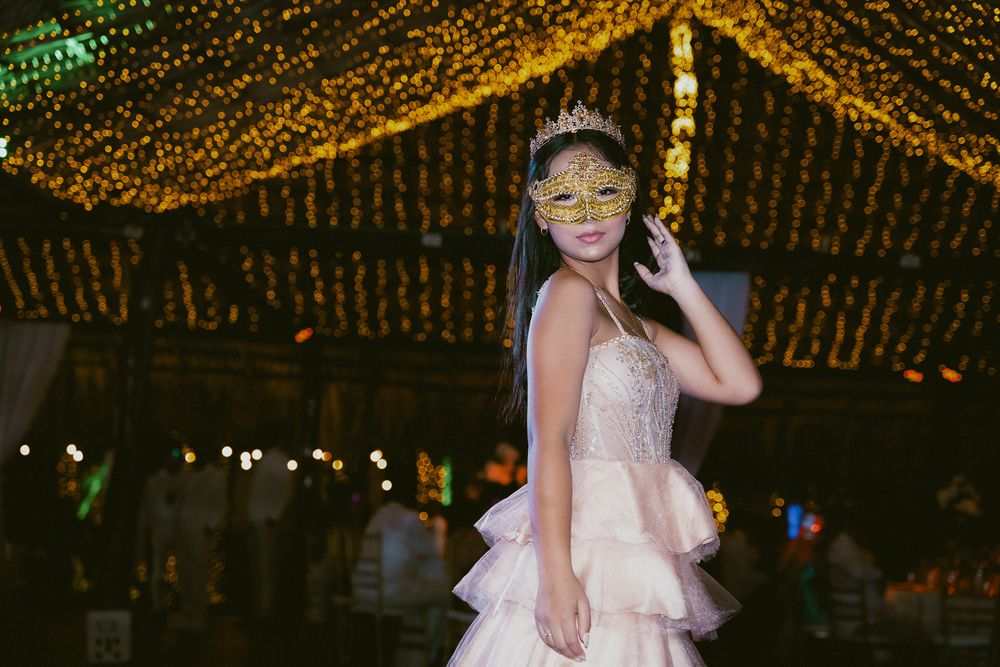 Ana María con actitud editorial luciendo su vestido quinceaños en las exclusivas instalaciones del Club Privado Palmera en Valledupar.
