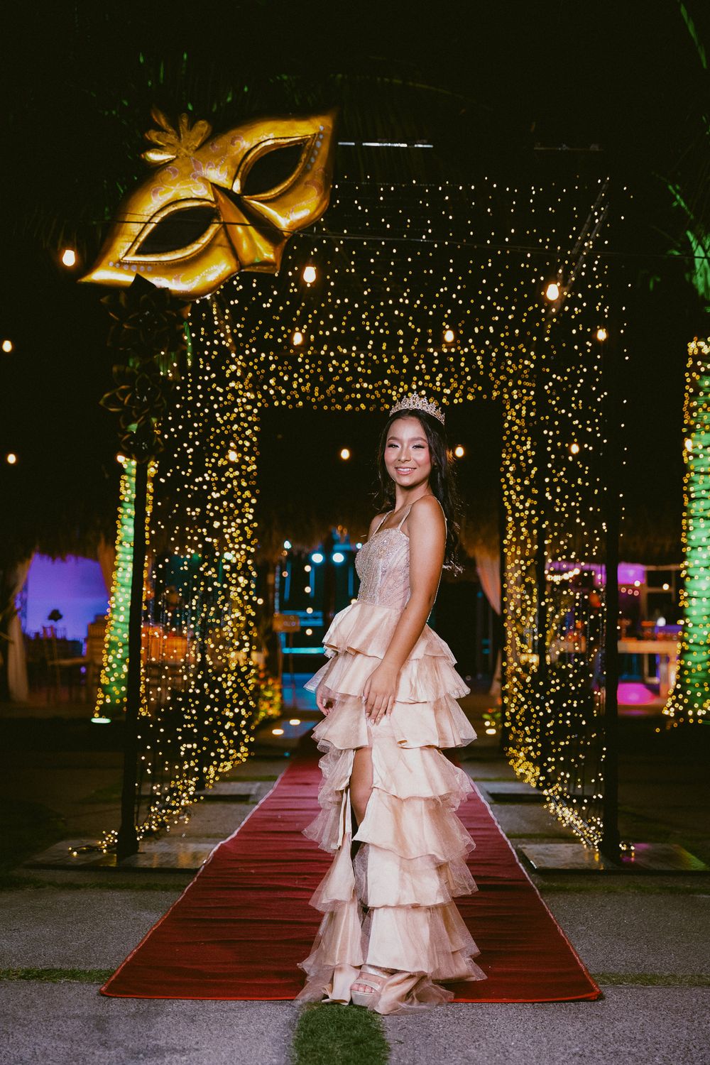 Ana María con actitud editorial luciendo su vestido quinceaños en las exclusivas instalaciones del Club Privado Palmera en Valledupar.