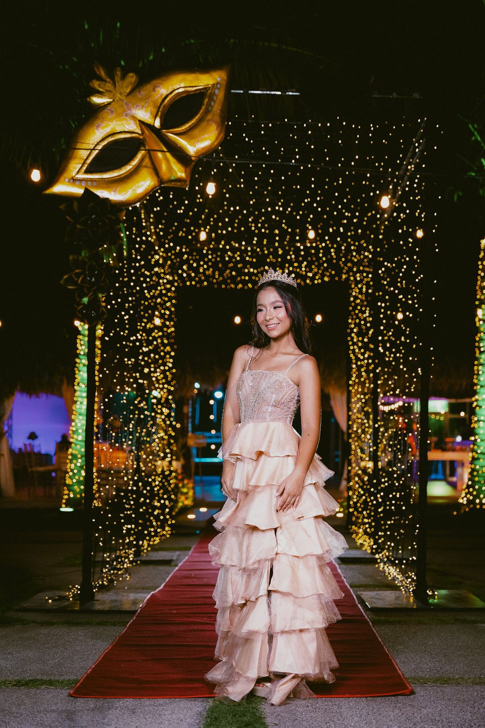 Ana María con actitud editorial luciendo su vestido quinceaños en las exclusivas instalaciones del Club Privado Palmera en Valledupar.