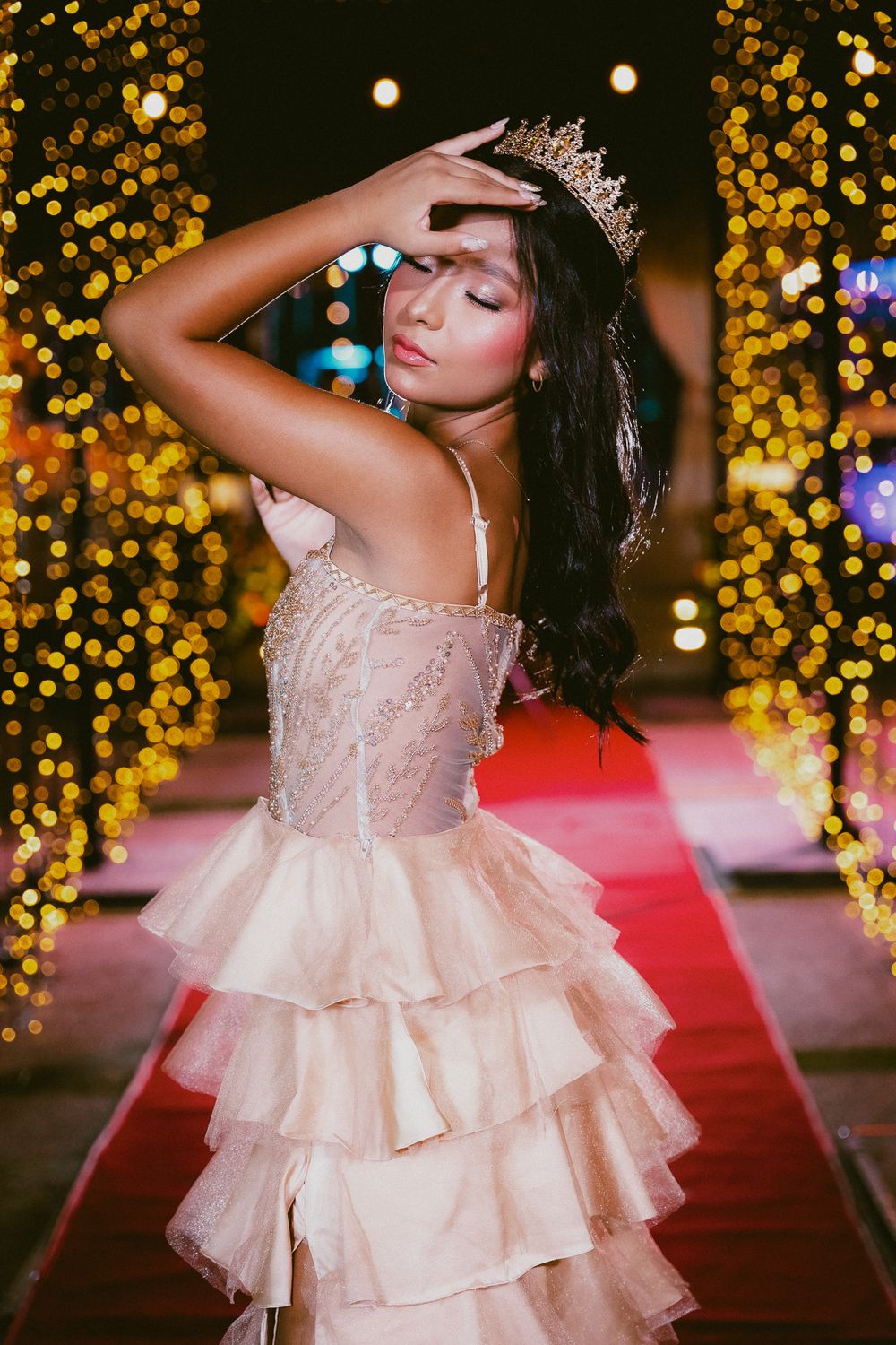 Imponente decoración para quinceañeras y diseño de luces en la recepción privada de Sweet XV en el Club Privado Palmera.