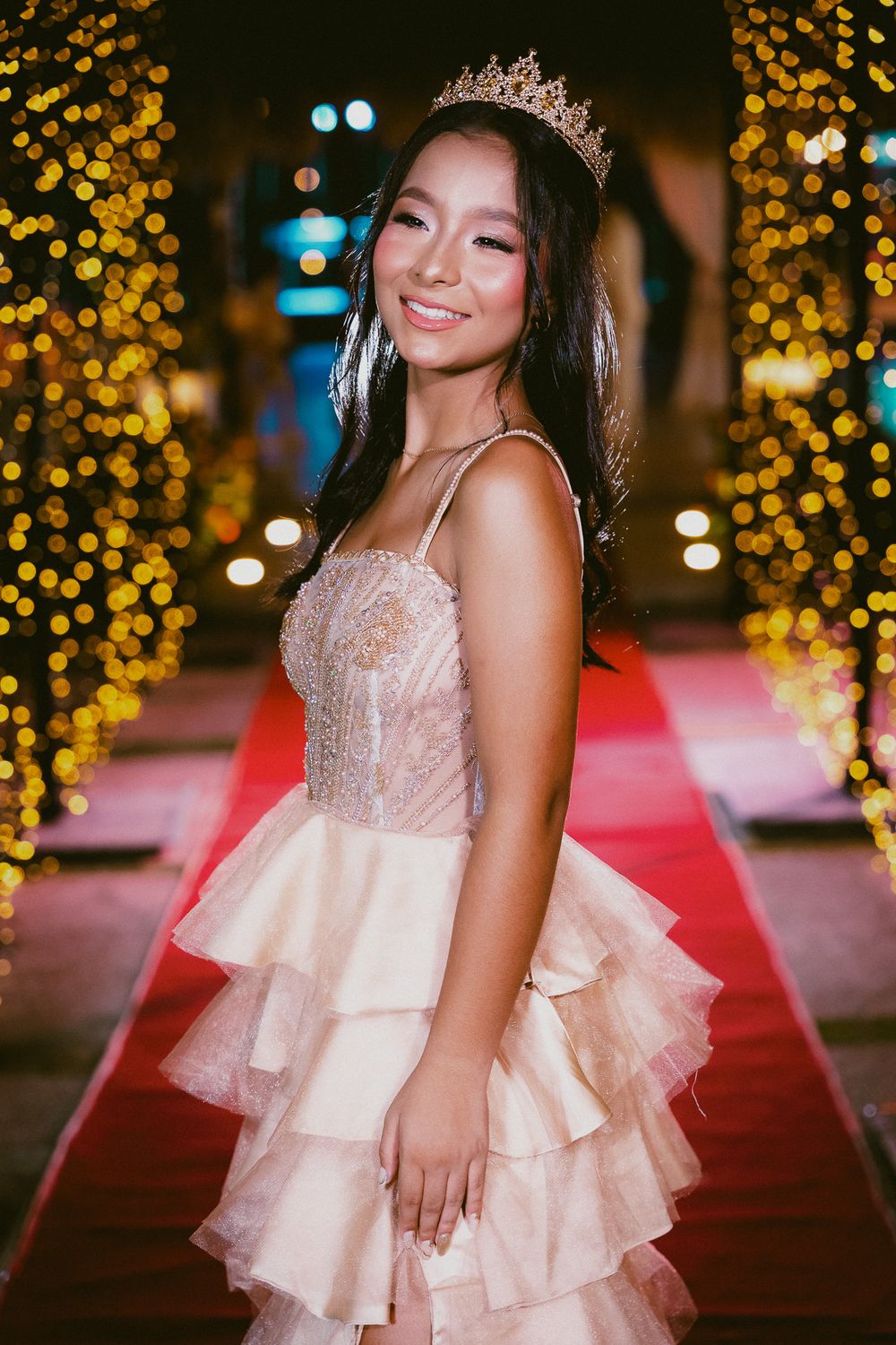 Imponente decoración para quinceañeras y diseño de luces en la recepción privada de Sweet XV en el Club Privado Palmera.