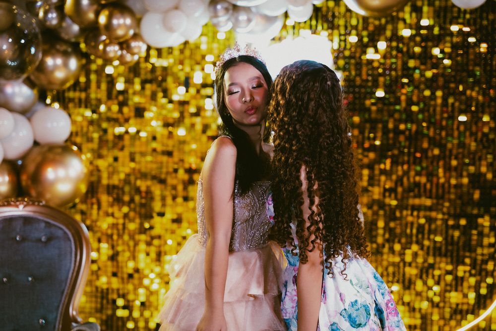 Imponente decoración para quinceañeras y diseño de luces en la recepción privada de Sweet XV en el Club Privado Palmera.