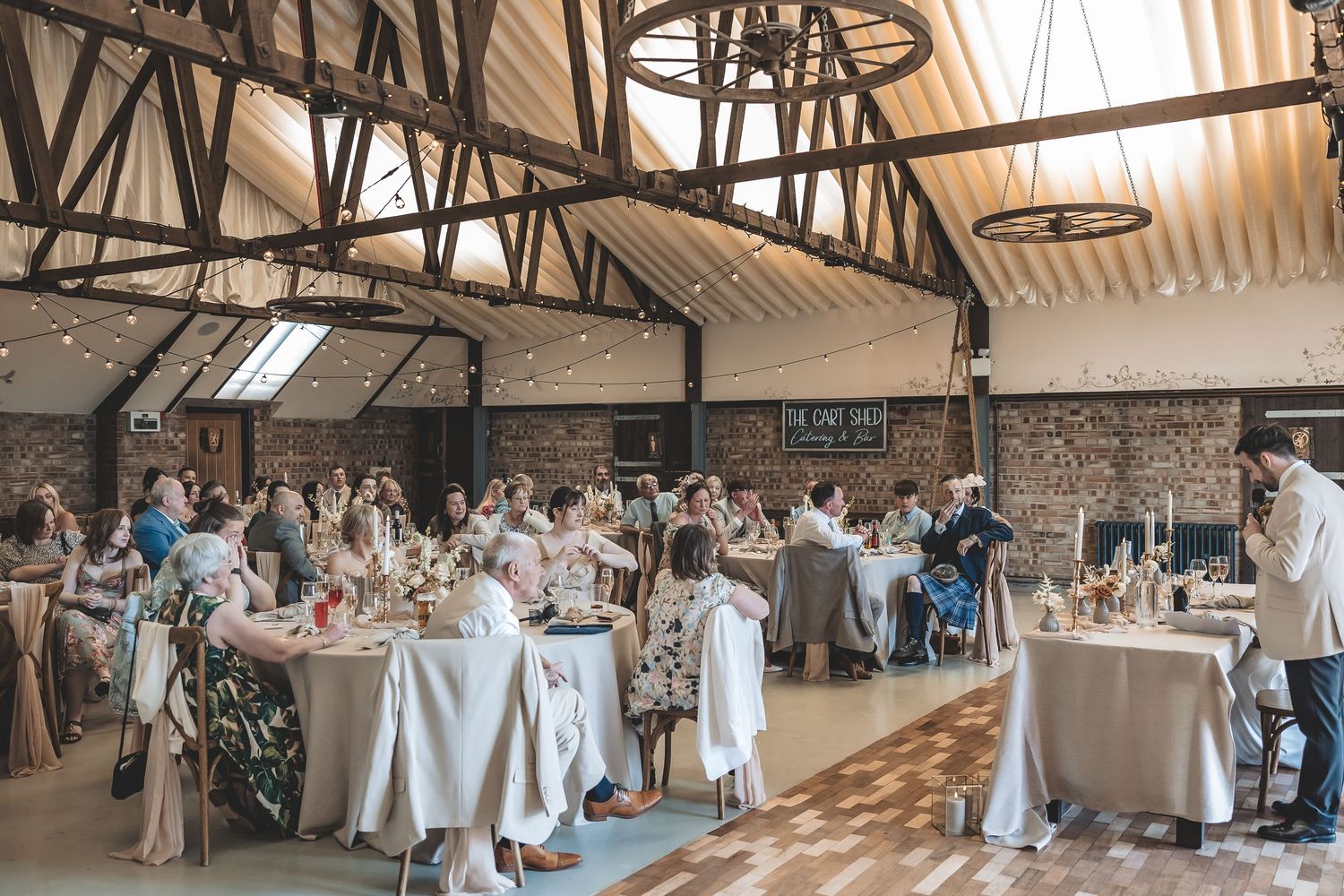 Natural guest interaction wedding.