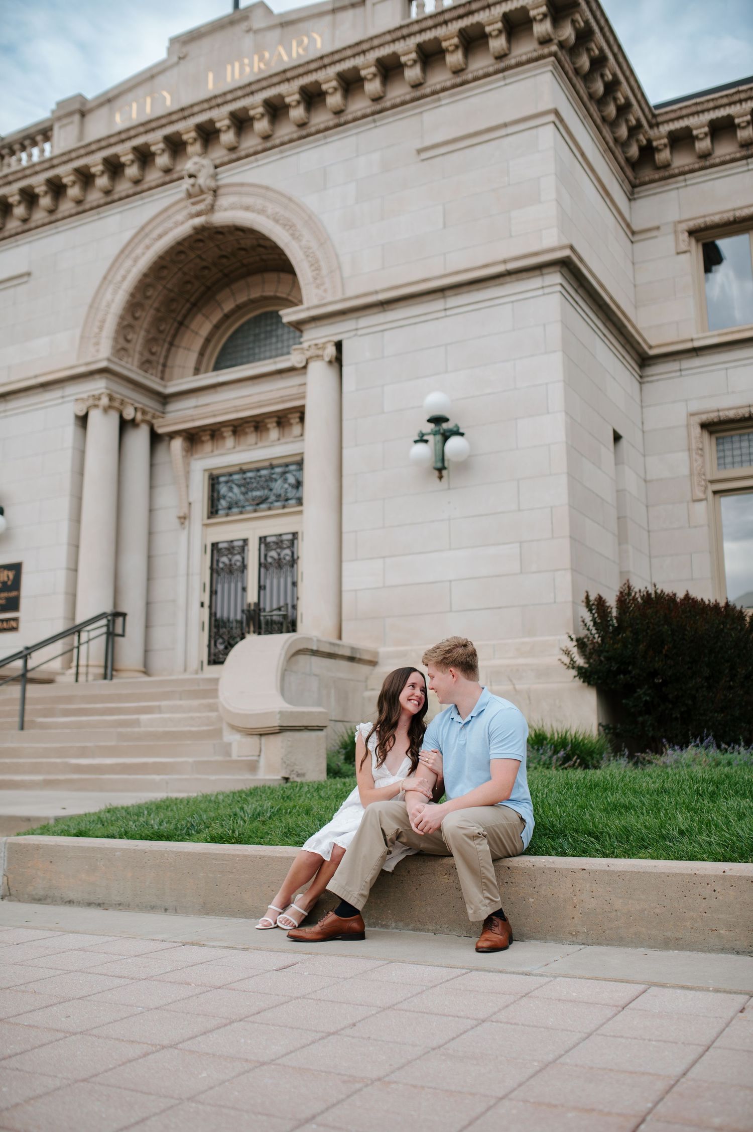 Engagement session in downtown Wichita, KS by photographer Jessica Nadine Photography. Courthouse building, old buildings, fidelity classic