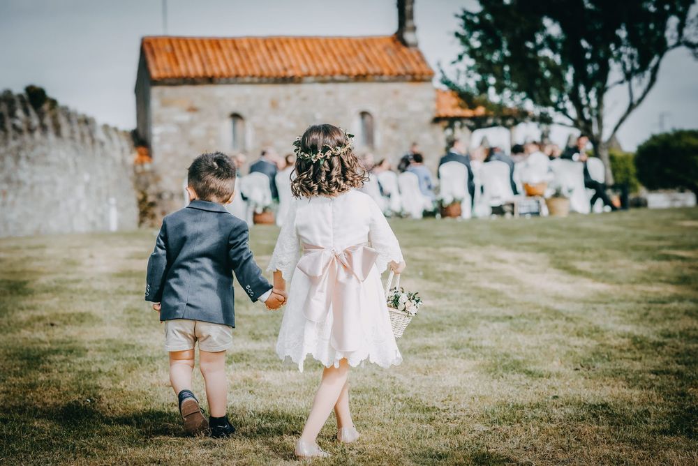 Niños caminando hacia la ceremonia durante una boda en Asturias