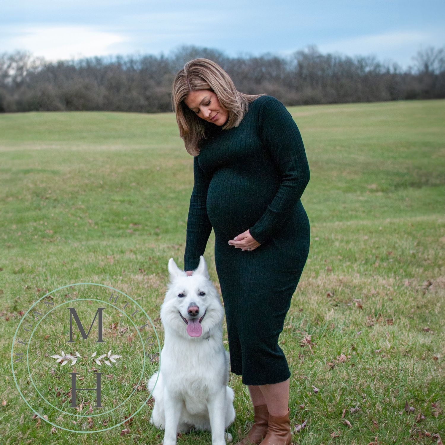 Pregnant mama photo with dog at Morven Park