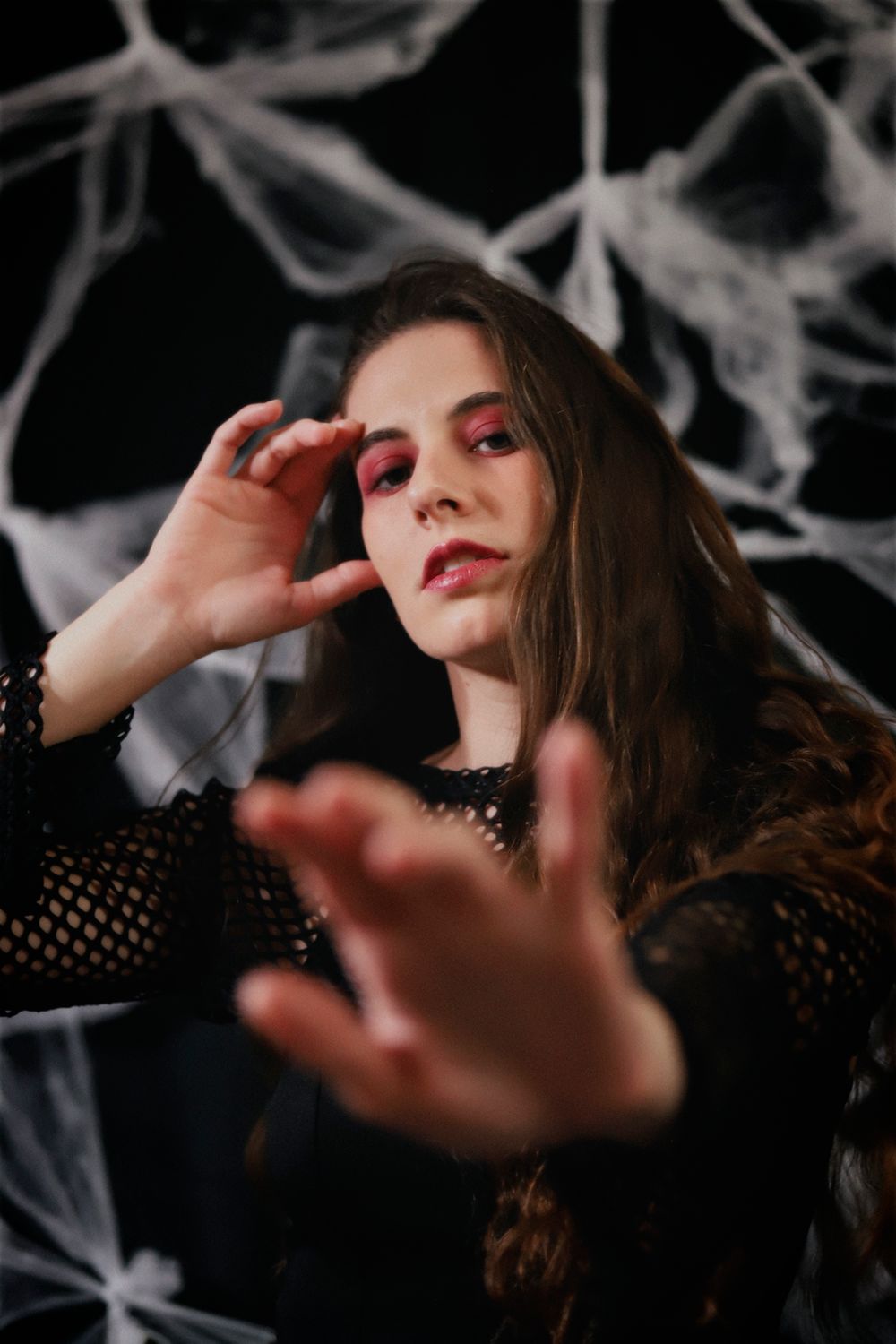 Chaemi Studio, photographe à Montpellier en séance photo en studio. Portrait original d’un shooting créatif d'Halloween, gothique et classe.