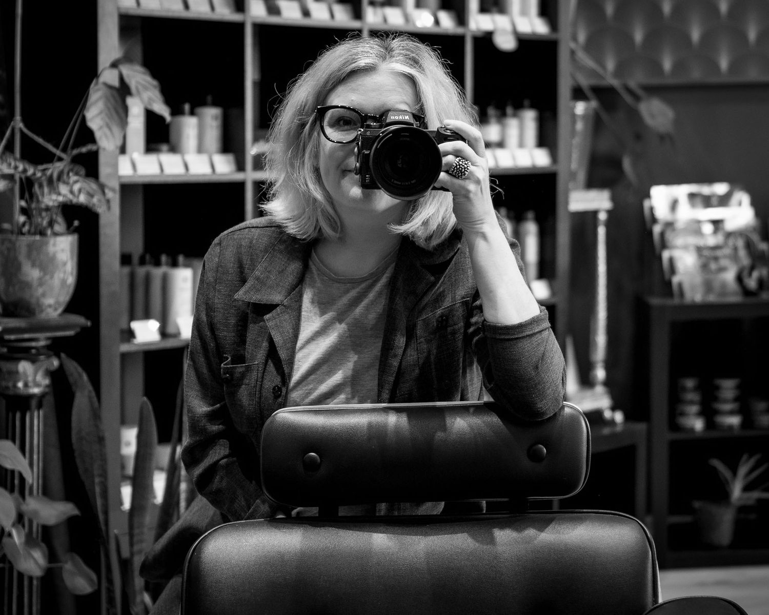 Självporträtt i en spegel av Fotograf Jessica Lindqvist. Bilden är tagen i en frisörsalong i samband med företagsfoto.