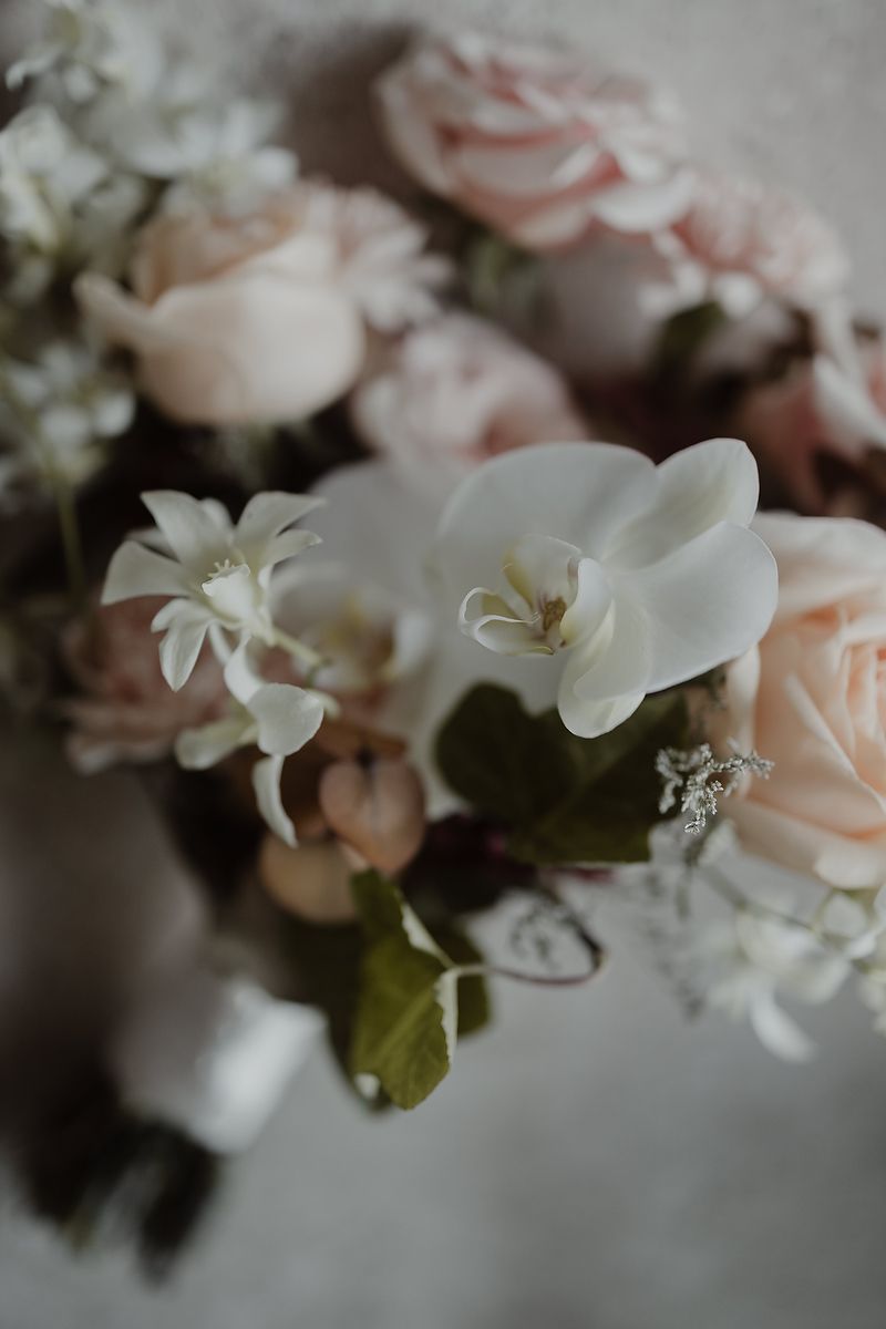 Delicate bridal florals with soft texture, elegant wedding details in Mexico.