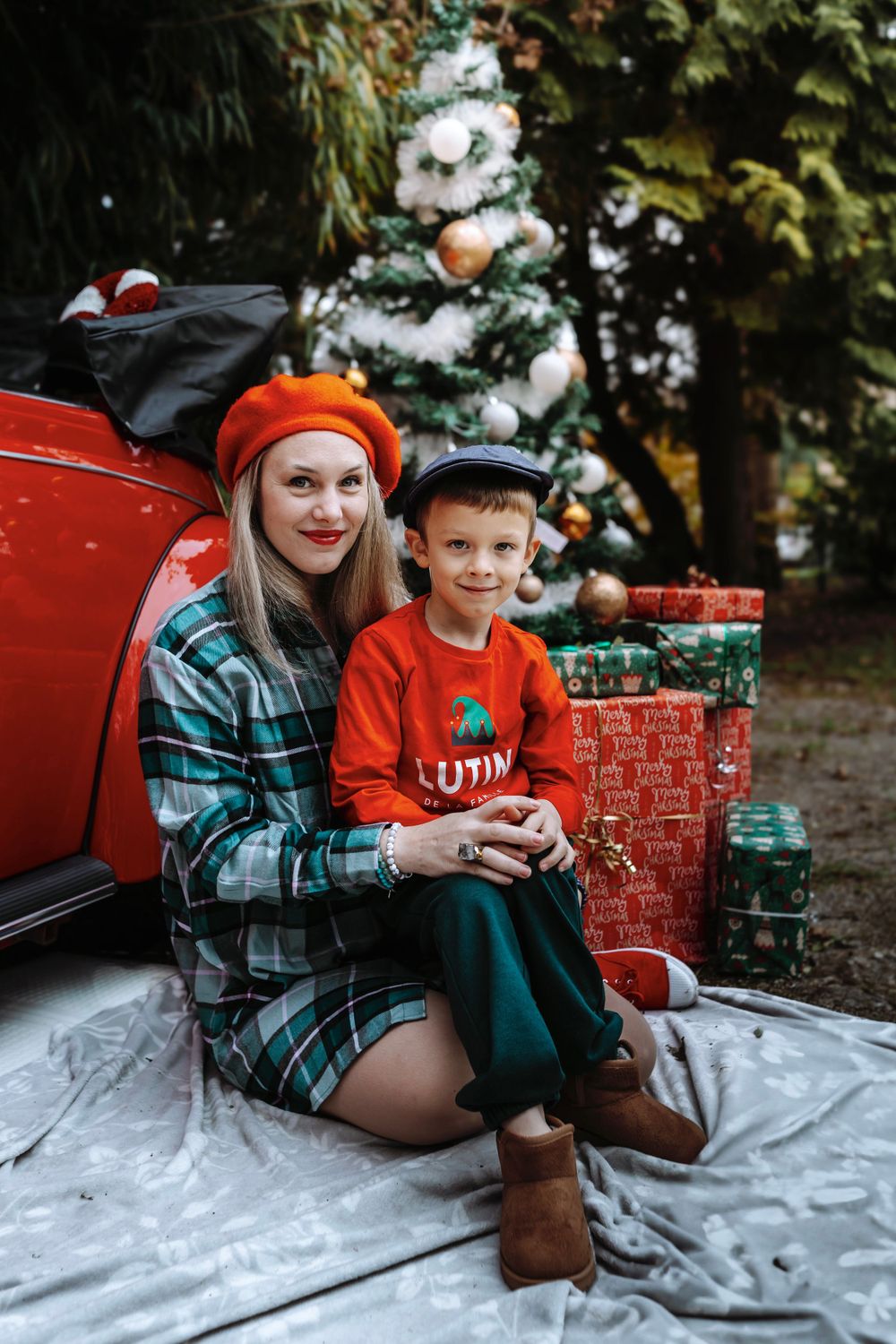 Mini-session photo de Noël 2024 avec une coccinelle VW rouge décorée pour les fêtes, créant une ambiance festive et chaleureuse.