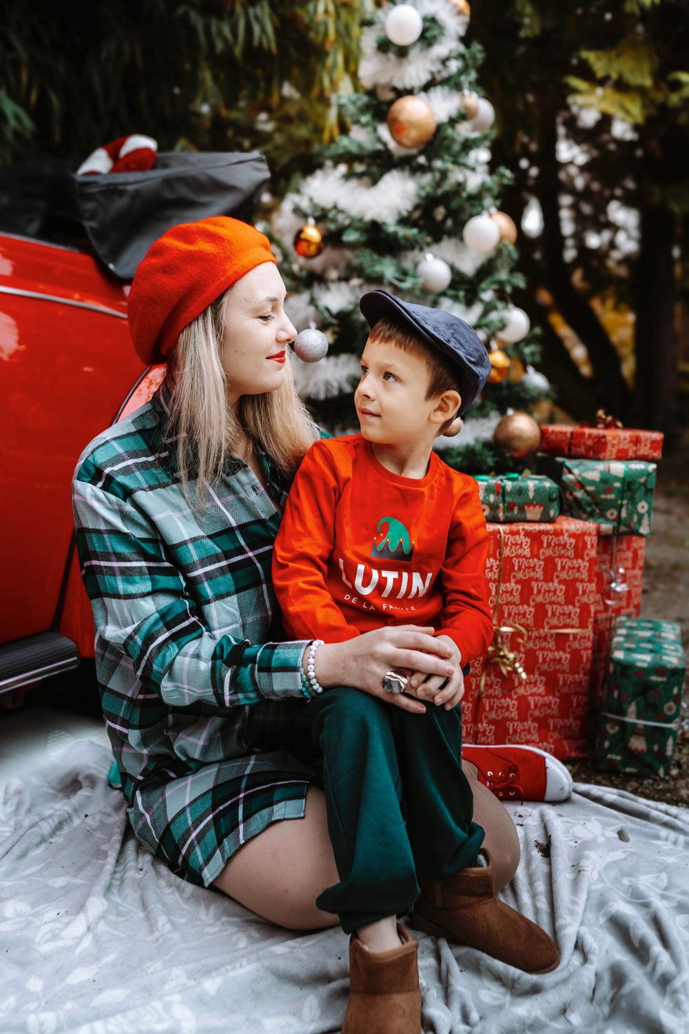 Mini-session photo de Noël 2024 avec une coccinelle VW rouge décorée pour les fêtes, créant une ambiance festive et chaleureuse.
