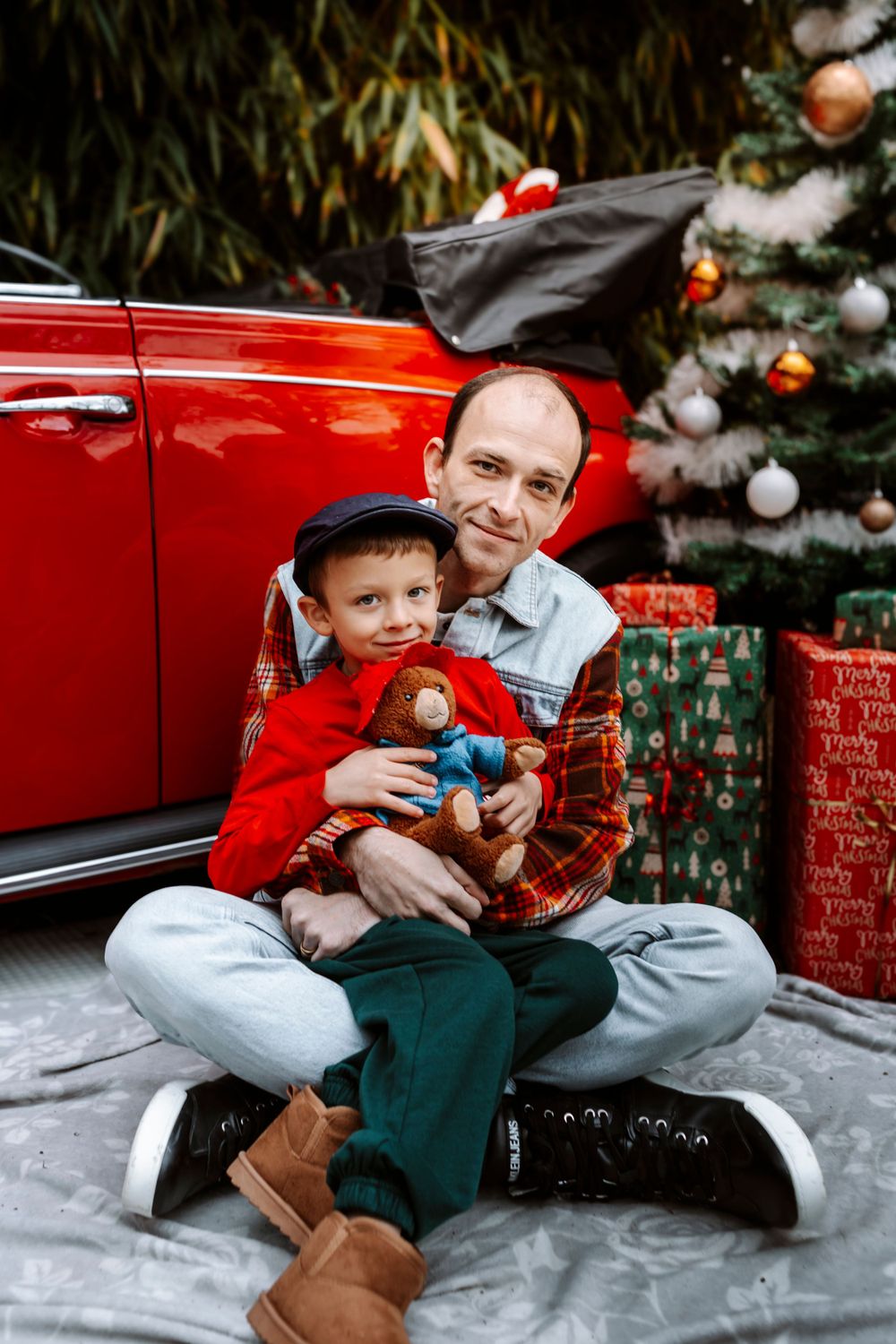 Mini-session photo de Noël 2024 avec une coccinelle VW rouge décorée pour les fêtes, créant une ambiance festive et chaleureuse.