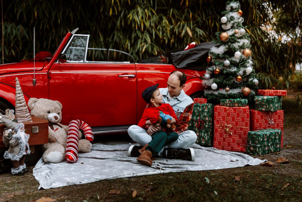 Mini-session photo de Noël 2024 avec une coccinelle VW rouge décorée pour les fêtes, créant une ambiance festive et chaleureuse.