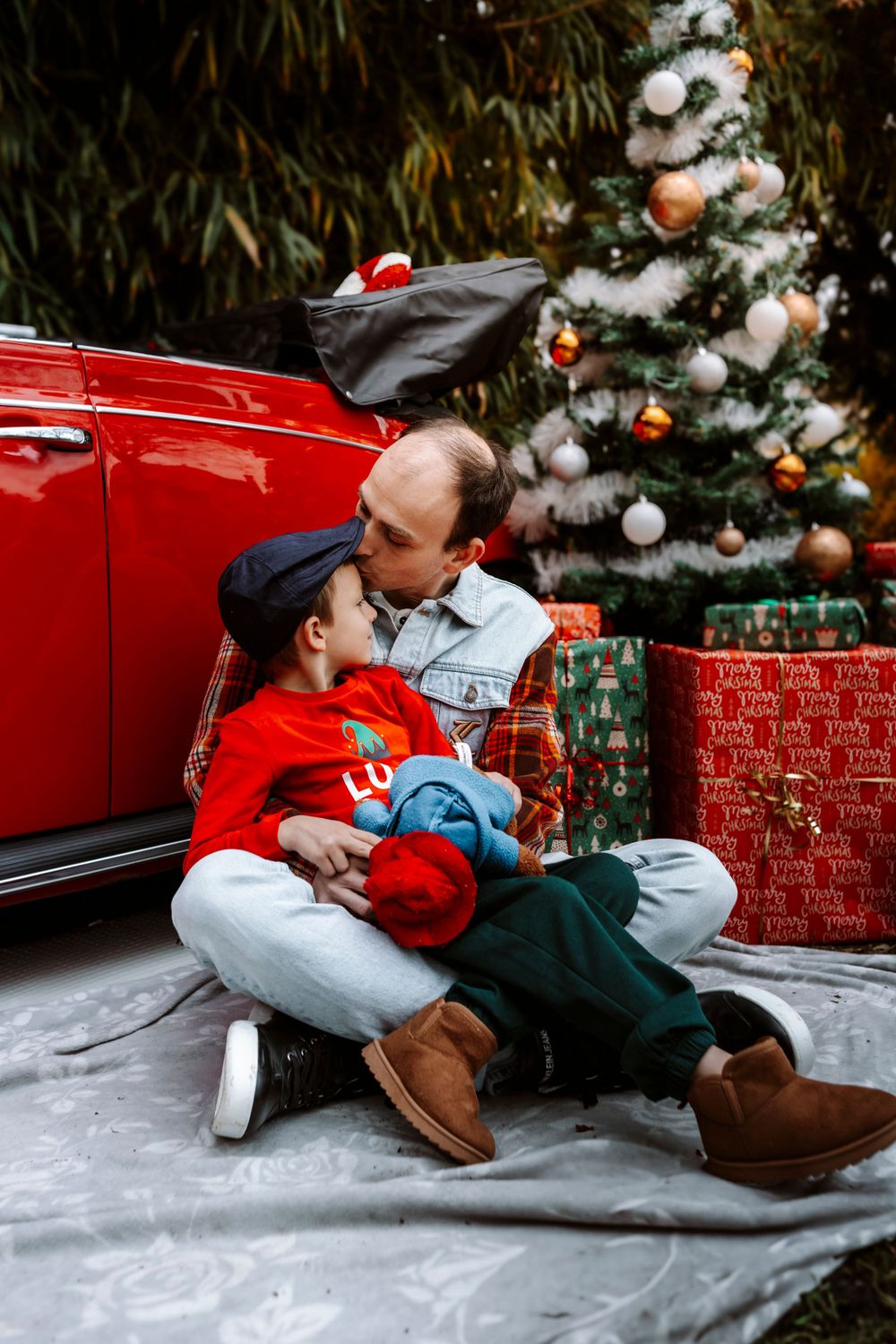Mini-session photo de Noël 2024 avec une coccinelle VW rouge décorée pour les fêtes, créant une ambiance festive et chaleureuse.