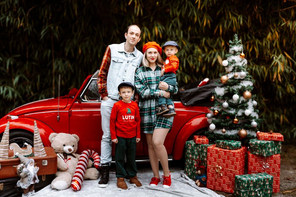 Mini-session photo de Noël 2024 avec une coccinelle VW rouge décorée pour les fêtes, créant une ambiance festive et chaleureuse.