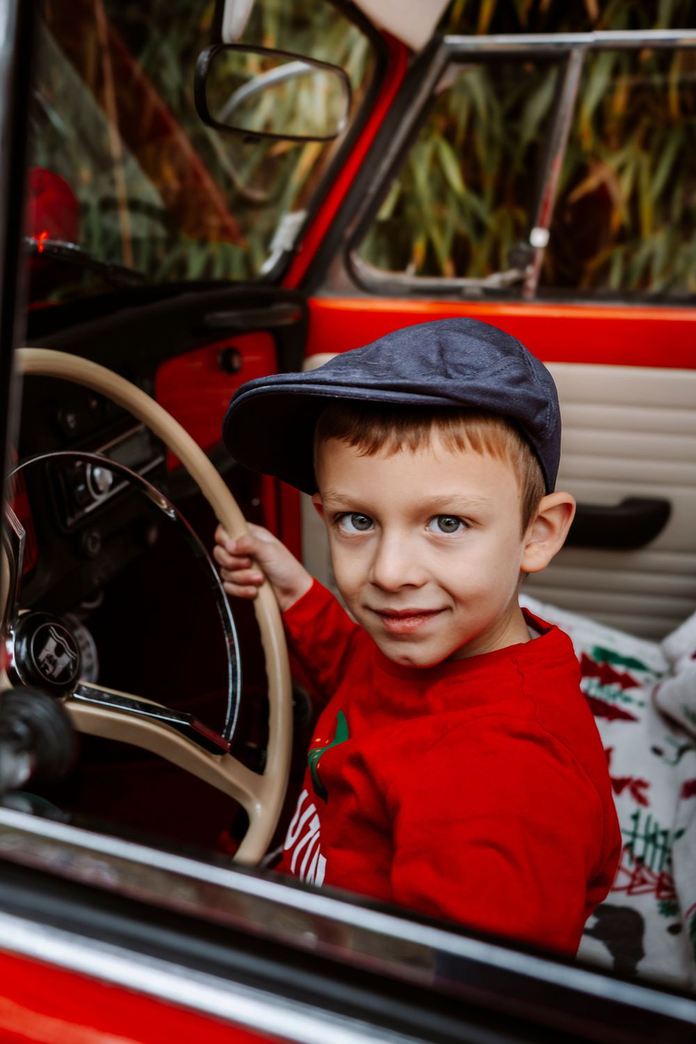 Mini-session photo de Noël 2024 avec une coccinelle VW rouge décorée pour les fêtes, créant une ambiance festive et chaleureuse.