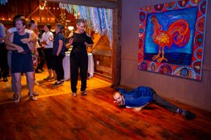 A wedding guests is seen performing an extreme split during dancing at the reception
