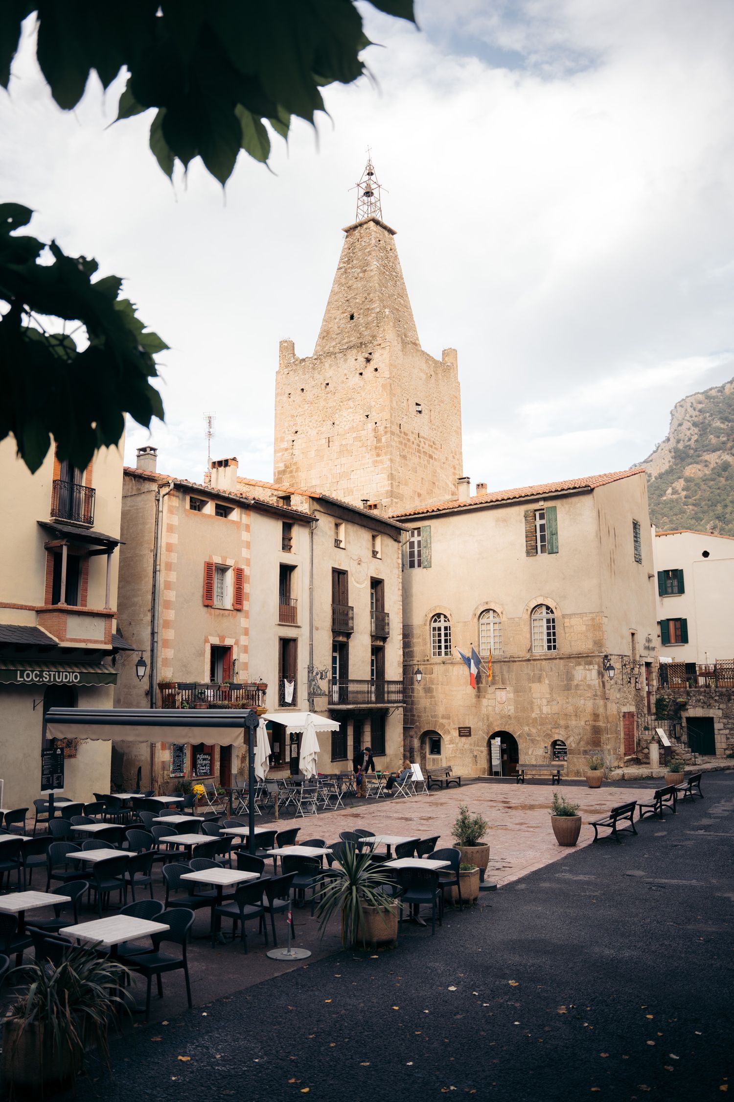 place du village avec l'église de villefranche-de-conflent