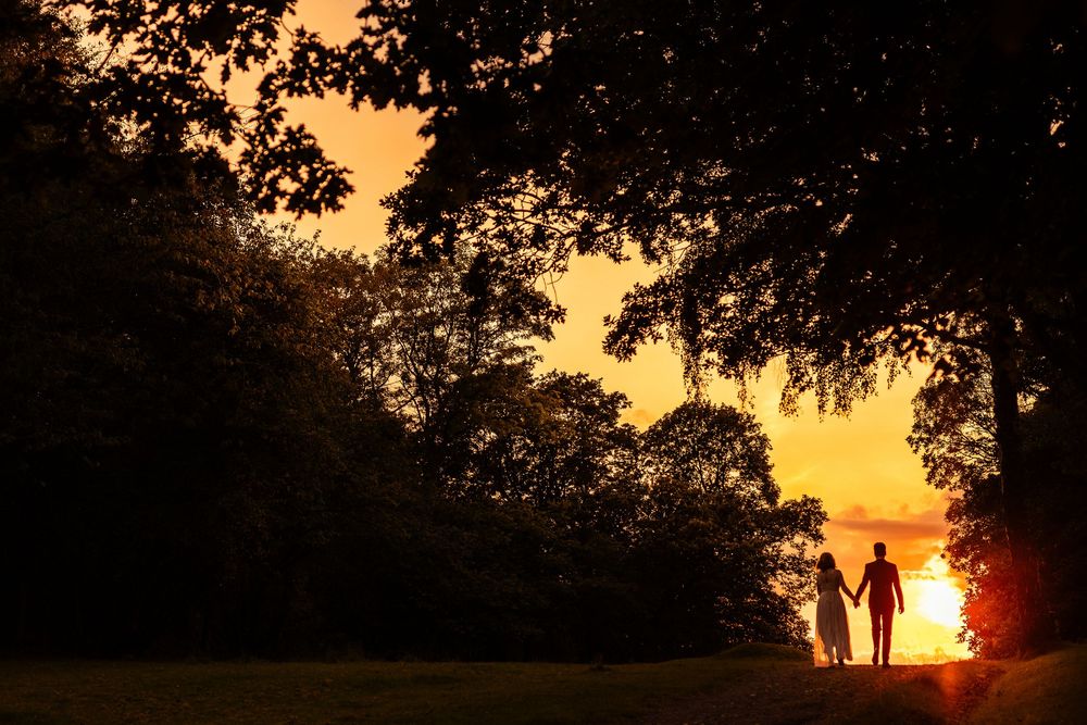 Brud och brudgum i slottsmiljö på Gunnebo slott– bröllopsfotografering Västra Götaland