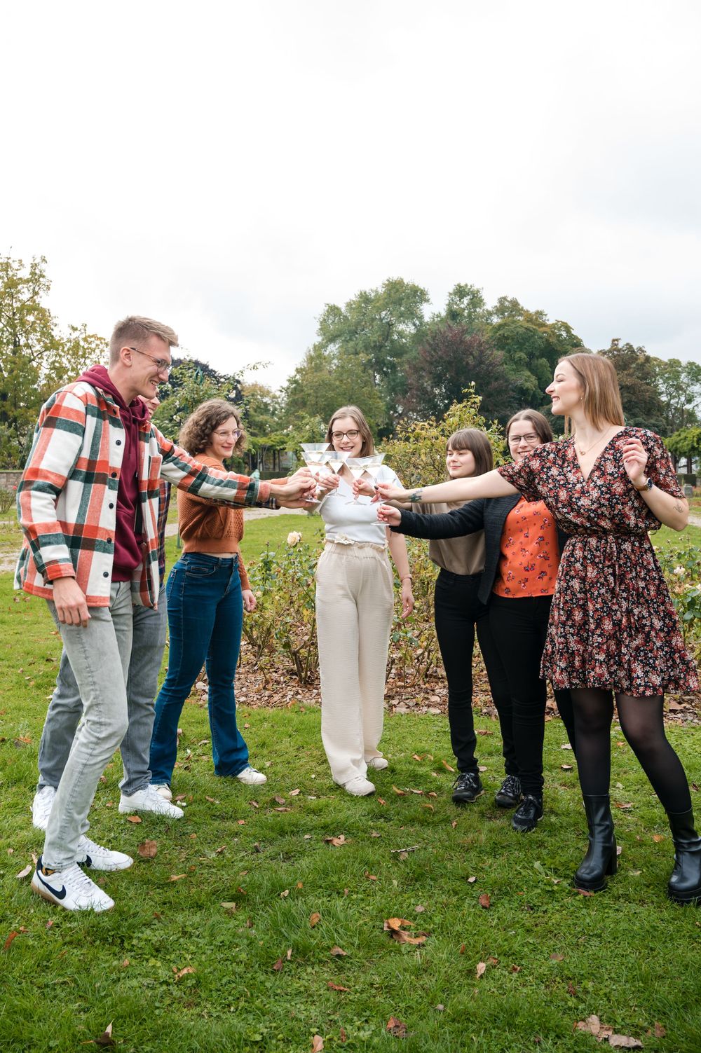 À Liège, au parc de la Boverie, groupe d’amis photographié lors d’un EVJF trinquant avec des verres et une bouteille de bulles