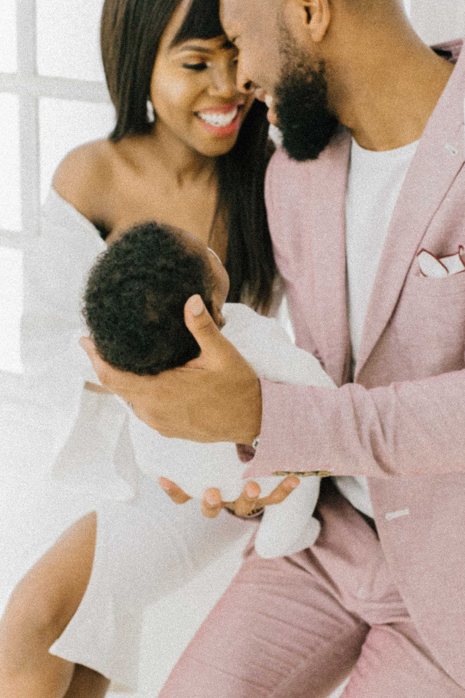 Sweet newborn portraits in Lisbon — bebé feliz, luz natural e memórias que duram para sempre.